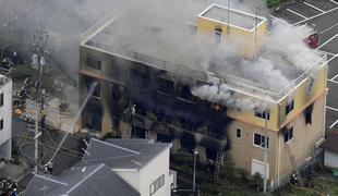 V požaru v japonskem studiu več mrtvih, ogenj naj bi bil podtaknjen #video