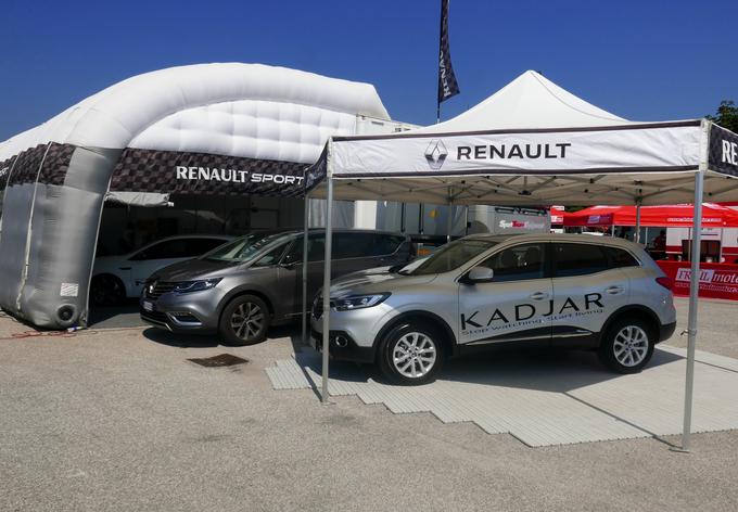 Renault v Italiji podpira pokalno tekmovanje clia R3T. Poleg uradnega šotora in tovornjaka tudi serijski renault megane, espace in kadjar. | Foto: Gregor Pavšič