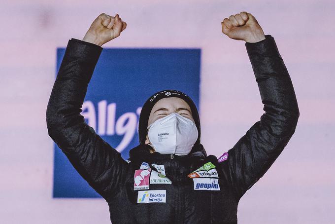 Na nordijskem svetovnem prvenstvu v Oberstdorfu je skočila do ekipnega srebra in bronaste medalje na posamični tekmi na veliki skakalnici. | Foto: Sportida