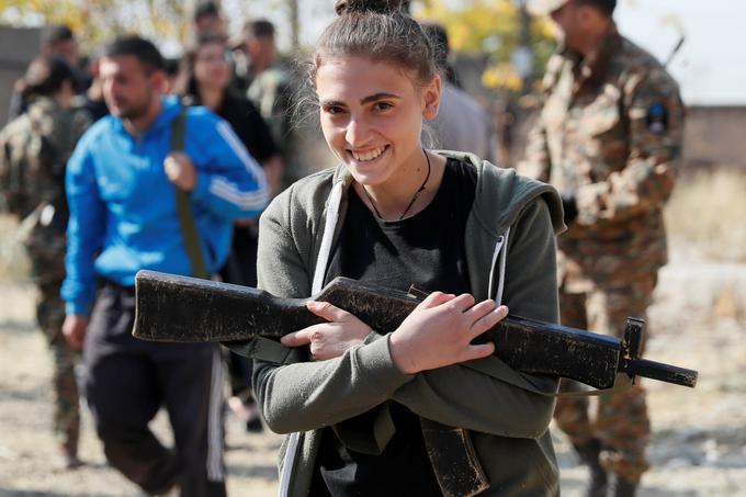 Armenske oblasti so konec prejšnjega meseca zaradi zaostritve razmer v Gorskem Karabahu na obvezno vojaško urjenje vpoklicale vse moške, starejše od 18 let. Pridružile so se tudi prostovoljke, kot je dekle na fotografiji.  | Foto: Reuters