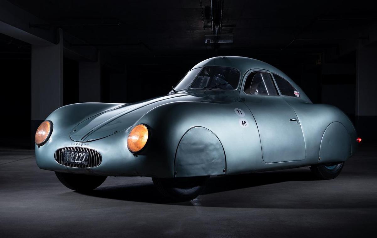 Porsche type 3 | Tretjega type 64 so izdelali na podlagi šasije prvega avtomobila, ki ga je poleti leta 1940 v nesreči poškodoval eden izmed vodilnih menedžerjev Volkswagna. Uporabljala sta ga tako Ferdinand kot Ferry Porsche, tretji izdelani avtomobil pa je kot edini preživel drugo svetovno vojno. | Foto RM Sotheby's