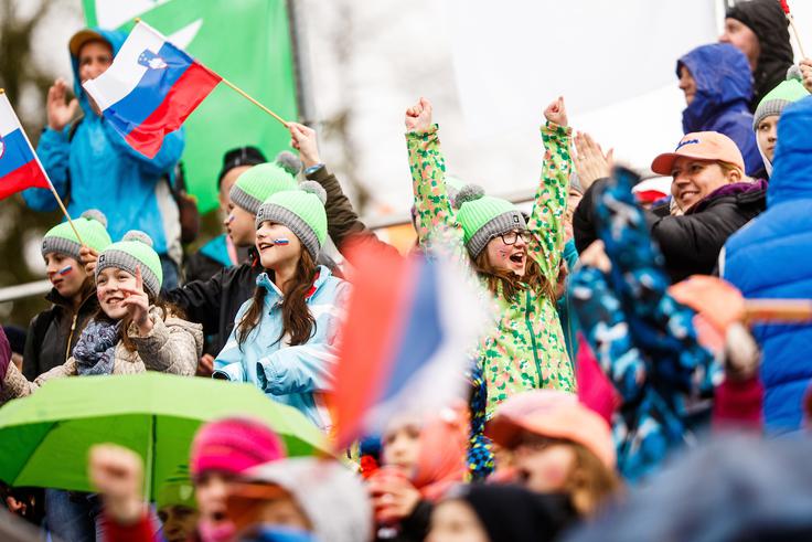 Mladi ljubitelji smučarskih poletov so nestrpno čakali dan, ko so si lahko v živo ogledali slovenske orle. | Foto: Grega Valančič/Sportida