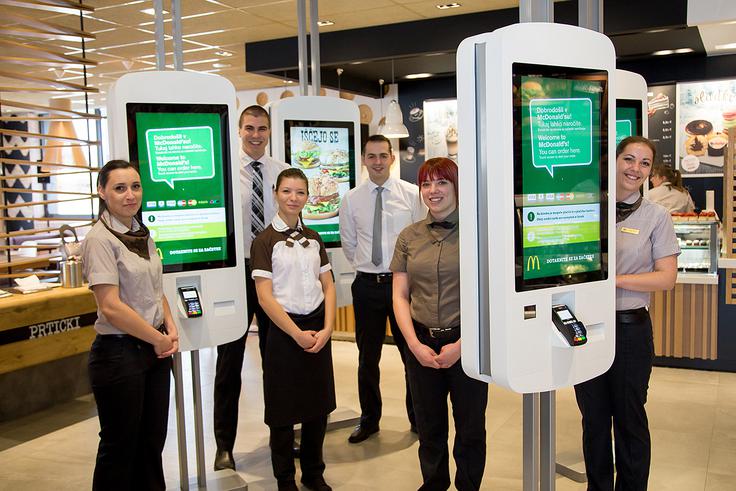 V prenovljenih restavracijah lahko hrano naročite na digitalnem kiosku. Hrana se začne pripravljati, šele ko je vaše naročilo oddano. | Foto: 