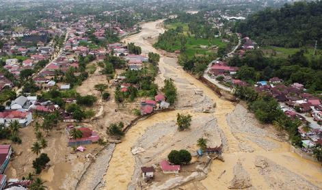 V JV Aziji narašča število mrtvih. Izredne razmere tudi na Šrilanki #video