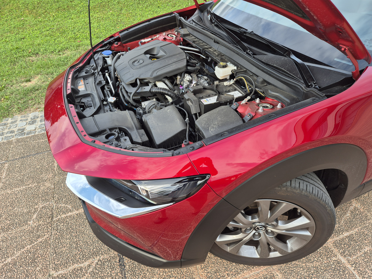 2,5-litrski motor je neobičajno velik za kompaktni SUV. Poganja vse mazde CX-30 z oznakami G140 (testni primerek) in X186.  | Foto: Aleš Črnivec