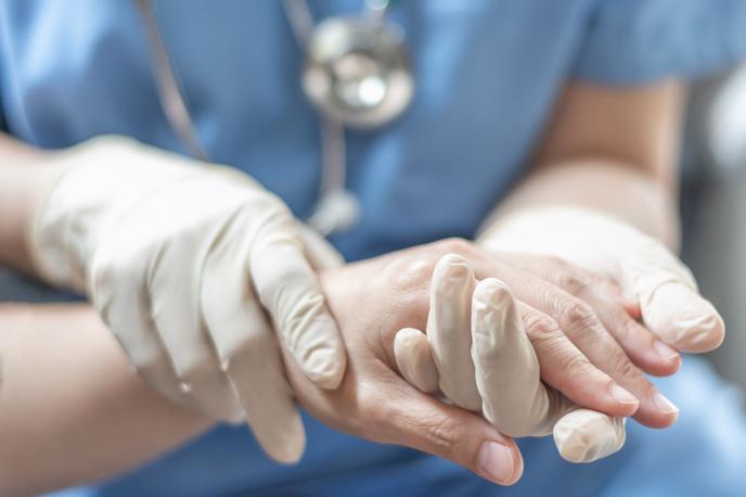Medicinska sestra | Zaposleni v zdravstvu opozarjajo, da dokument o poklicnih aktivnostih in kompetencah v zdravstveni negi bolnike postavlja v nevarnost. | Foto Getty Images