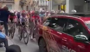 Bizarna situacija na ženski Vuelti #video