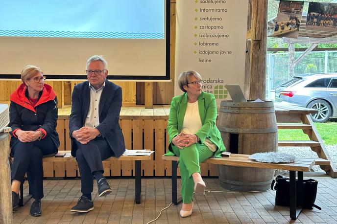 Srečanje gospodarstva in lokalnih skupnosti s predstavniki vlade o razvoju po poplavah. Generalna direktorica Gospodarske zbornice Slovenija Vesna Nahtigal, minister za naravne vire in prostor Jože Novak in županja Črne na Koroškem Romana Lesjak. | Foto STA