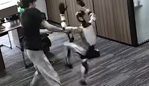 Drama: humanoidni robot brcnil programerja in mu izbil ... #video