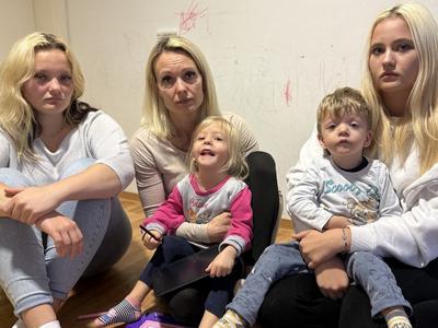 Mama štirih otrok v hudi stiski prosi za pomoč, saj družini grozi izguba doma