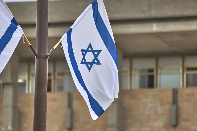 izraelska zastava | Golobova vlada je lani tudi prepovedala uvoz blaga z nezakonitih izraelskih naselbin na zasedenih palestinskih ozemljih kot tudi uvoz, izvoz in tranzit orožja v in iz Izraela. Nova vlada je tudi te sklepe razveljavila. | Foto Reuters