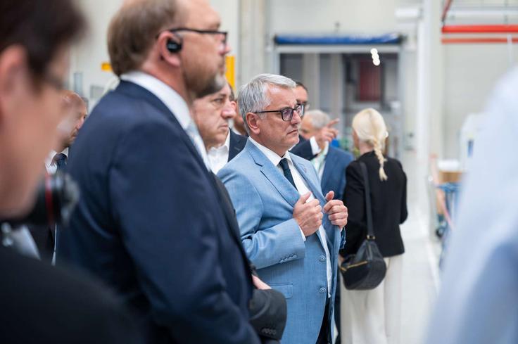 "Tovrstne naložbe spodbujajo inovacije in tehnološki napredek, kar nas postavlja na globalni zemljevid konkurenčnosti," je poudaril Han. | Foto: Matic Prevc/STA