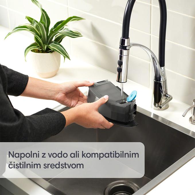 RoombaCombo_j5 _j5_MopBin_Photo_Lifestyle_Refill_Water_Caption_Overlay_CleaningSolutions_1000x1000 | Foto: iRobot