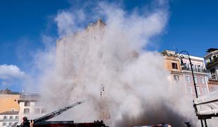 Tragedija v Rimu: v zrušenju stolpa umrl delavec #video