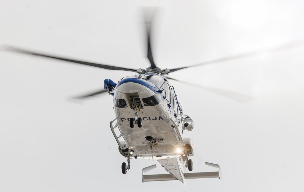 Policija, policijski helikopter | Veter je bil tako silovit, da je ženska padla in se hudo poškodovala.  | Foto STA