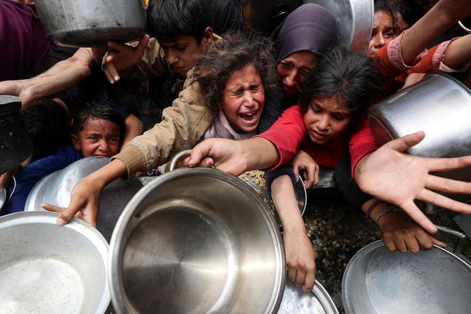 Gaza | Predlog Izraela, po katerem bi namesto ZN in ostalih sami razdeljevali humanitarno pomoč v enklavi, so Zdravniki brez meja zavrnili. "Pogojevanje pomoči s prisilno preselitvijo in preverjanjem prebivalstva je še eno orodje v kampanji etničnega čiščenja palestinskega prebivalstva," so Zdravniki brez meja opozorili v izjavi za javnost. | Foto Reuters