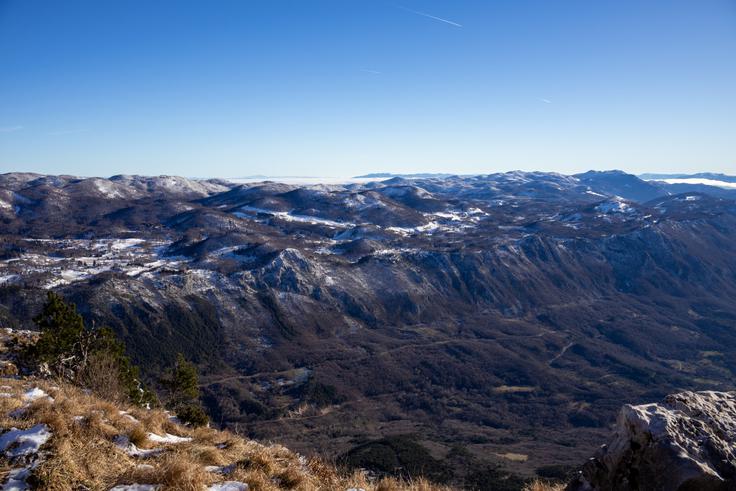 Po slabi uri vzpona se nam na robu Čavenske planote pokaže prvi razgled - na Predmejo in Trnovski gozd. | Foto: Matej Podgoršek