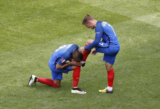 Dimitri Payet je po enem izmed zadetkov Antoinu Griezmannu na tekmi z Irsko poljubil nogometni čevelj. | Foto: Reuters