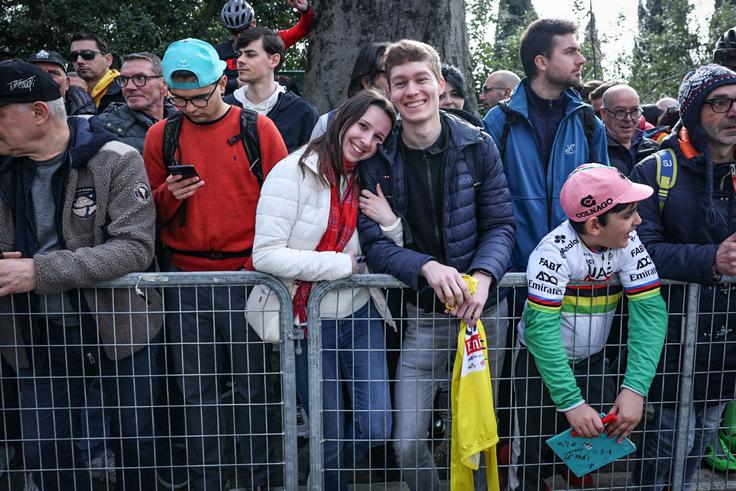 Spektakel na toskanskih makadamskih cestah vselej obišče množica navijačev. | Foto: Ana Kovač