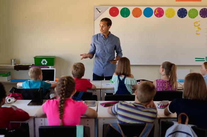 razred, šola, šolska tabla, učilnica, učitelj, učenci, pouk | V Sloveniji imamo šest zasebnih šol in 448 javnih osnovnih in podružničnih šol.  | Foto Getty Images