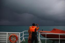 V Indoneziji v težavah plovilo z več kot 100 potniki