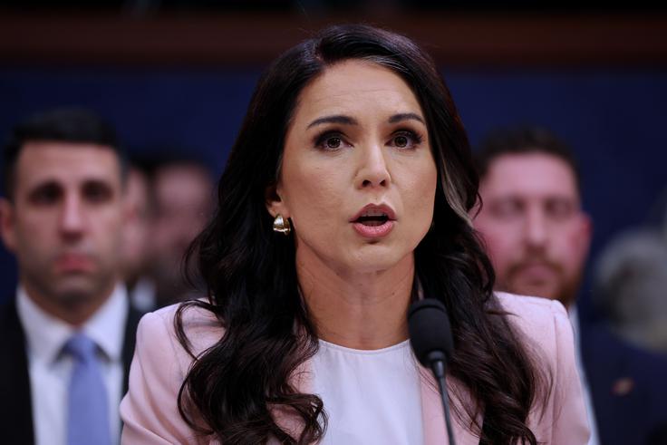 Zdaj že nekdanja direktorica ameriške nacionalne obveščevalne agencije Tulsi Gabbard velja za polarizirajočo politično osebnost. Gabbard je nekdanja demokratka, ki je v vrste ameriške republikanske stranke in s tem med podpornike Donalda Trumpa prestopila šele leta 2024. Kritiki ji pogosto očitajo tudi simpatiziranje z avtoritarnimi režimi Vladimirja Putina in Bašarja al Asada, ki ga je leta 2017 tudi na skrivaj obiskala v Siriji. Zaradi tega je po mnenju mnogih neprimerna za funkcijo, ki jo je zasedala. | Foto: Guliverimage