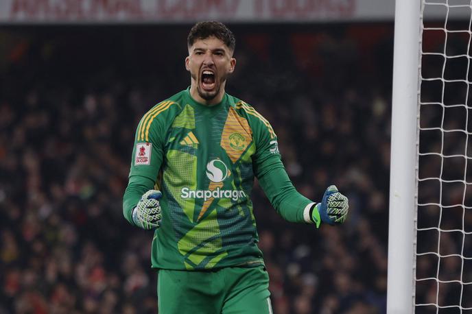 Manchester United Altay Bayindir | Altay Bayindir je postal veliki junak Manchester Uniteda. Že v rednem delu je branil strel z bele pike Martinu Odegaardu, v seriji enajstmetrovk pa nato še Kaiu Havertzu.  | Foto Reuters