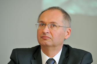 Dokončno je znana usoda poslanca, ki je ukradel sendvič