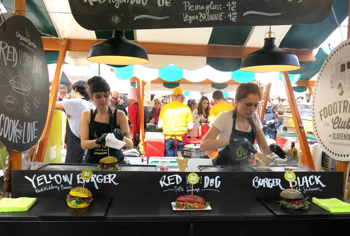 Ena najbolj obleganih stojnic: Organic Garden s svojimi rumenimi in črnimi burgerji ter rdečim hotdogom. Seveda so vsi trije veganski. | Foto: Nina Vogrin