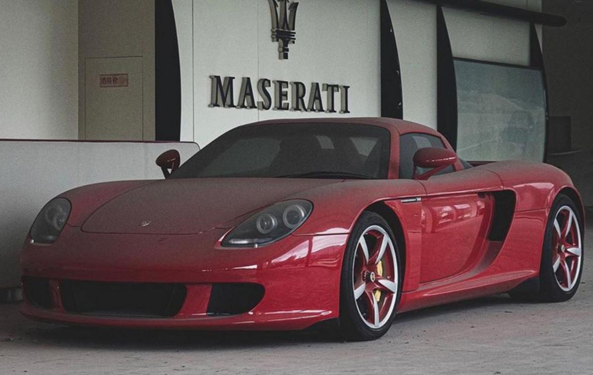 Porsche carrera GT | Na tem redkem porscheju se že osem let nabira prah, saj so morali zaradi novega zakona zapreti Ferrarijev salon, kjer je bil naprodaj. | Foto James Wan