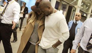 Ekskluzivno! Kanye West zaščitniško objel Kim pred nadležnimi fotografi