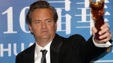 Umrl je igralec Matthew Perry