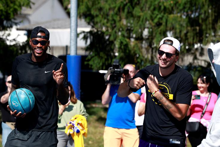Jarred Vanderbilt in Luka Dončić med obiskom košarkarjev Los Angeles Lakers v Sloveniji. | Foto: Guliverimage