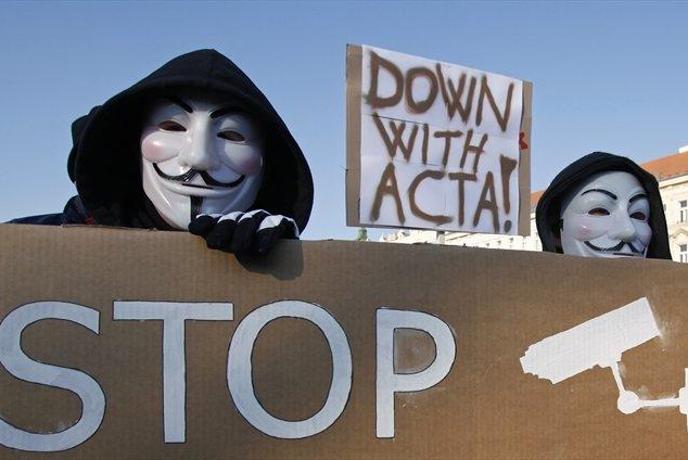 Anonymous: Skupina NLB bo začutila naš bes (VIDEO)