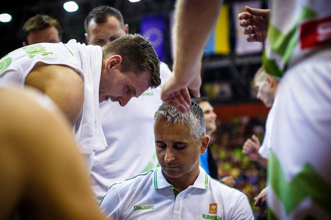 Selektor Igor Kokoškov ni zadovoljen s padci. Zlasti ga je razjezil tisti ob koncu tekme. | Foto: Grega Valančič / Sportida