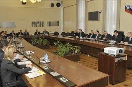 Pahor napovedal pomoč zdravemu delu gospodarstva v času krize