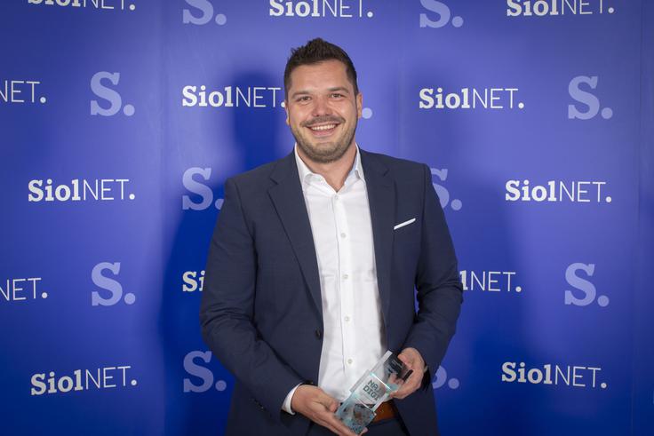 "Nagrada bralcev, Siola in vseh partnerjev, s katerimi sodelujemo, nam pomeni priznanje in še eno potrditev, da gremo z izdelki, storitvami, inovacijami in multifunkcionalnostjo v pravo smer," je povedal direktor Honor Slovenija Samo Podobnik. | Foto: Bojan Puhek
