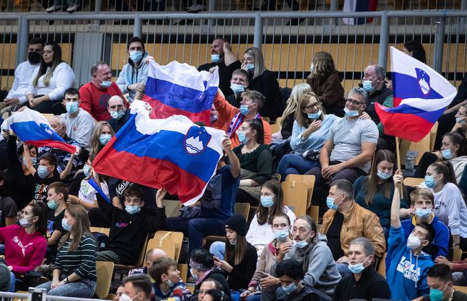 Slovenci so imeli bučno podporo s tribun. | Foto: Vid Ponikvar