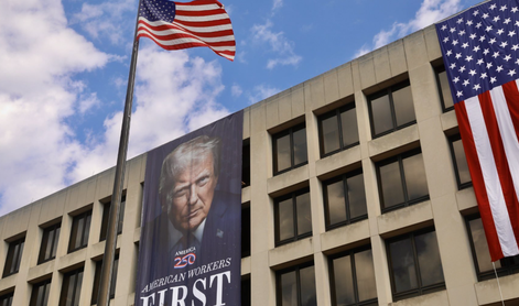 Trump se je izobesil prek treh nadstropij