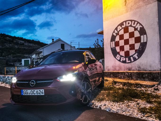 Za doplačilo 600 evrov so na voljo matrični žarometi, ki znatno izboljšajo svetilnost in varnost med vožnjo ponoči. | Foto: Gašper Pirman