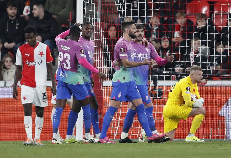 Milan je veliko dela opravil na prvi tekmi, ko je praško Slavio odpravil s 4:2, tokrat pa je v Pragi že v prvem polčasu zadel trikrat za zmago s 3:1. Cristian Pulisic in Rafael Leao sta dosegla po gol in podajo, Čehi pa so od 20. minute igrali brez izključenega Tomaša Holeša. | Foto: Reuters