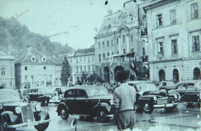 Parkirani diplomatski avtomobili na Kongresnem trgu med letoma 1955 in 1965. | Foto: www.kamra.si