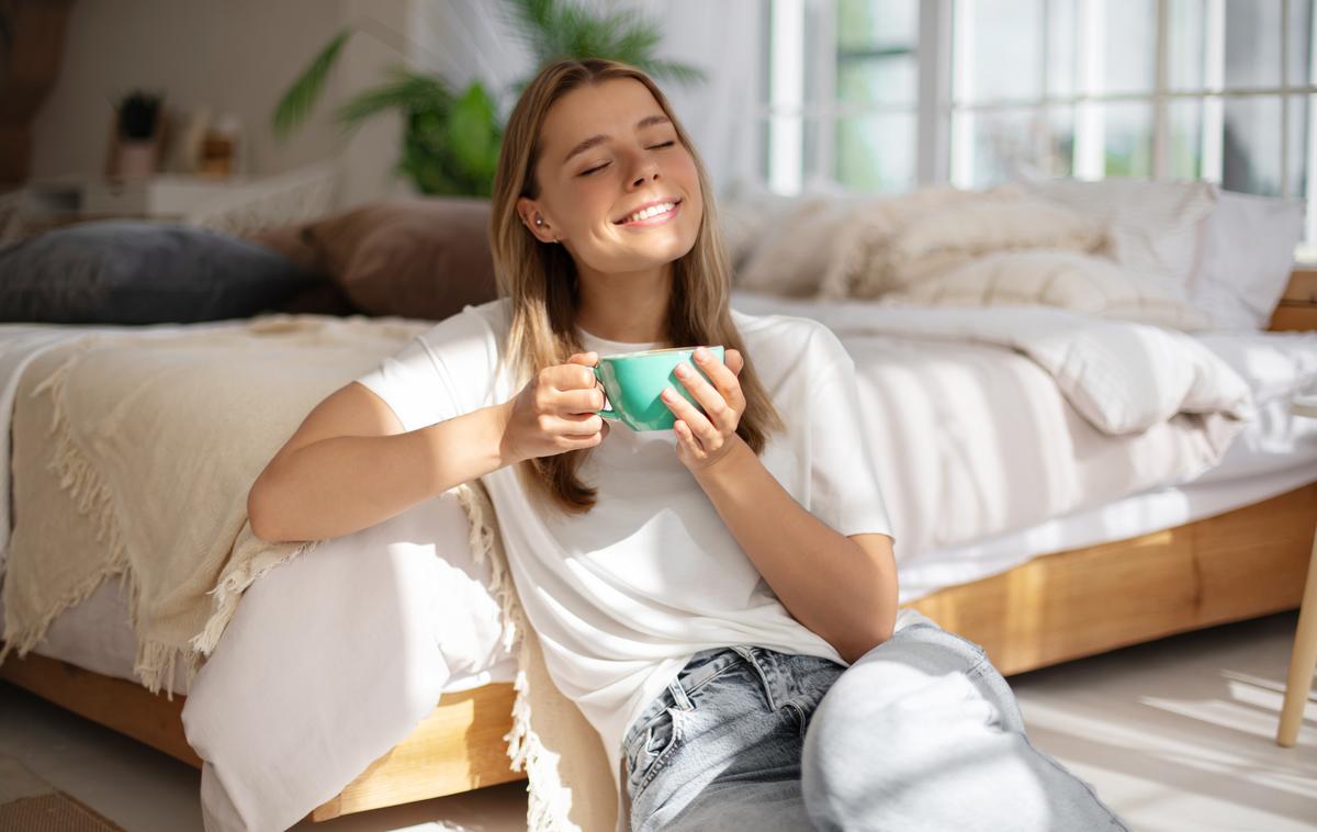 jutro, jutranja kava, sončna spalnica, nasmejana mladenka | Foto Shutterstock