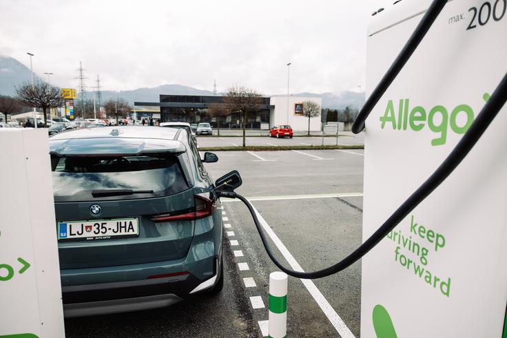 Pred trgovinami Hofer gradijo eno najbolj razvejanih mrež ultrahitrih polnilnic za električna vozila v Sloveniji. | Foto: HOFER