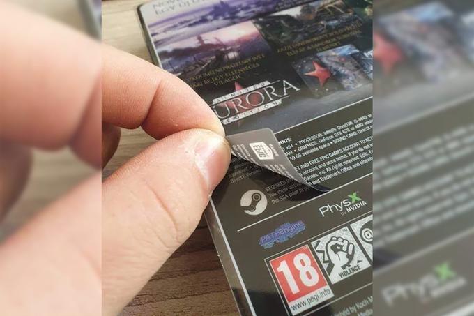Odločitev za Deep Silverjev odhod k trgovini Epic Games je bila očitno zelo nagla. Že natisnjene fizične kopije so zato dobile nalepko, ki je zakrila Steamov logotip. | Foto: Posnetek zaslona/Reuters