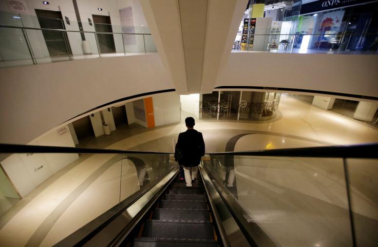 V precej startupih le redki srečneži delo opravijo dovolj zgodaj in so doma dovolj blizu, da lahko v svoji pisarni ugasnejo luči in se odpravijo domov. | Foto: Reuters