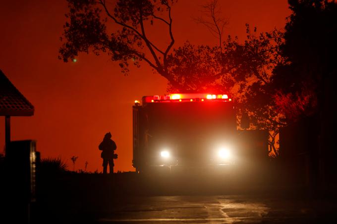 Kaj je v začetku lanskega decembra zanetilo požar Thomas, še ni znano, so pa nekateri lokalni prebivalci 4. decembra 2017, na dan, ko naj bi se požar začel, poročali o iskrečem se električnem daljnovodu.  | Foto: Reuters