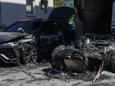Ogenj uničil dva luksuzna lamborghinija, očividca trdita, da je bil požar podtaknjen #video