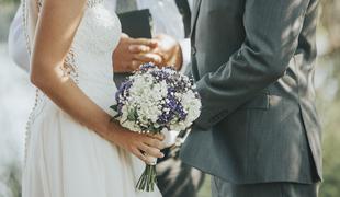 Na poroki v Mozirju se je kljub prepovedi gnetlo sto svatov