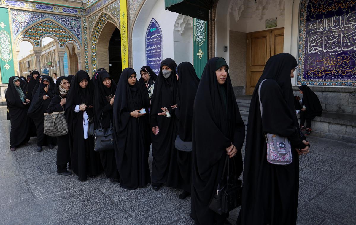 volitve v Iranu | Prebivalci ne verjamejo, da lahko volitve prinesejo spremembe, češ da med kandidati ni bistvenih razlik in da nobeden ni predstavil konkretnih predlogov za soočanje z visoko brezposelnostjo in inflacijo ter nezaupanjem ljudi do oblasti. | Foto Reuters